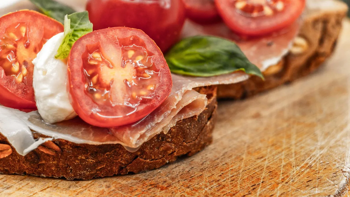 Tartine de jambon cru sur lit de tomates et mozzarella