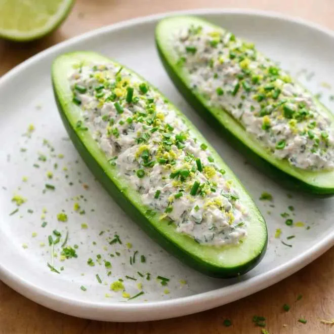 Mini-concombres croquants garnis de crème de sardines au citron vert