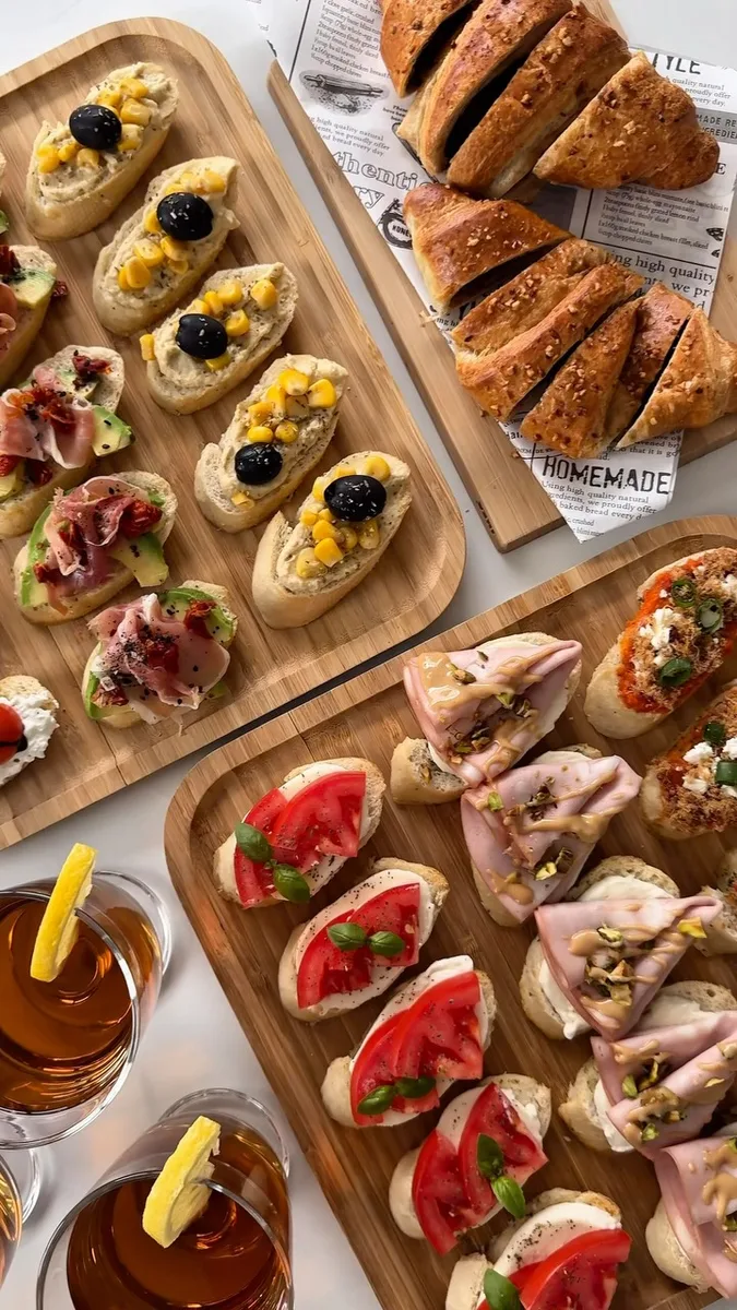 Tapas espagnols avec baguettes épicées