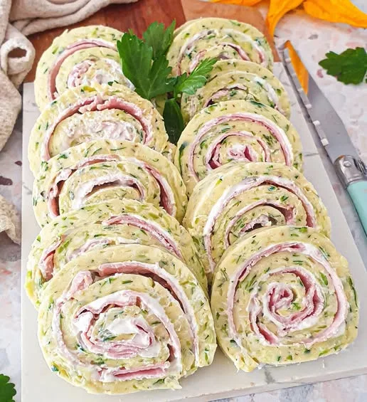 Roulé de courgette, saint-môret et bacon