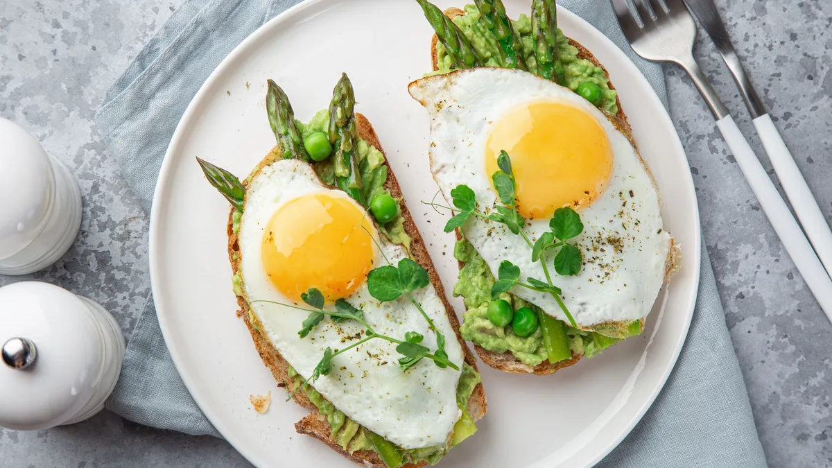 Tartines à l'avocat, asperges et oeufs au plat