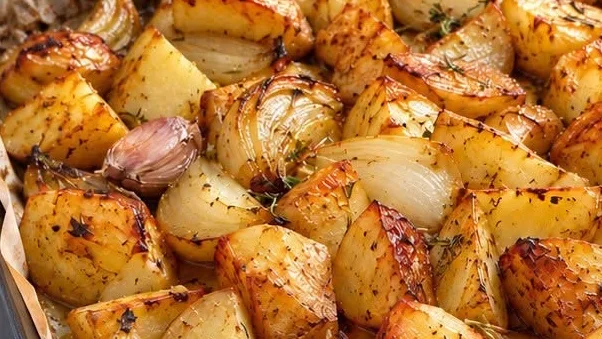 Pommes de Terre et Oignons Rôtis au Four