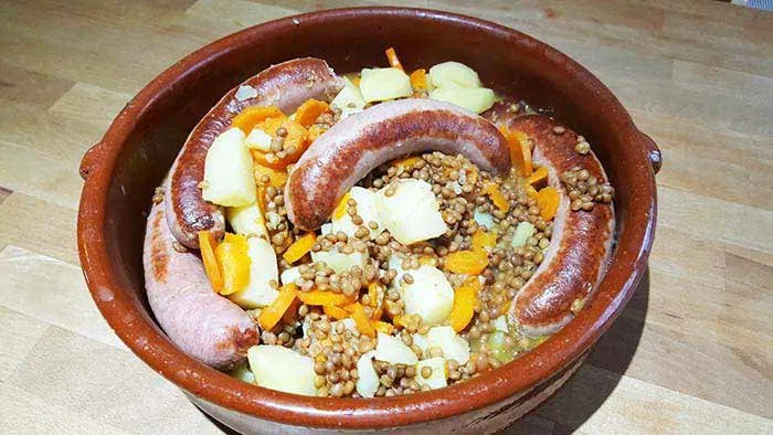Saucisses lentilles carottes pommes de terre