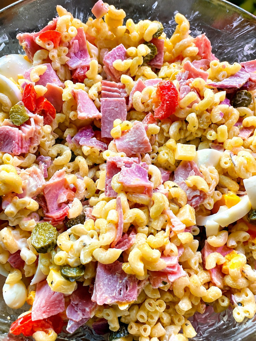 Salade de coquillettes au jambon, œufs, tomates cerises, cornichons et comté