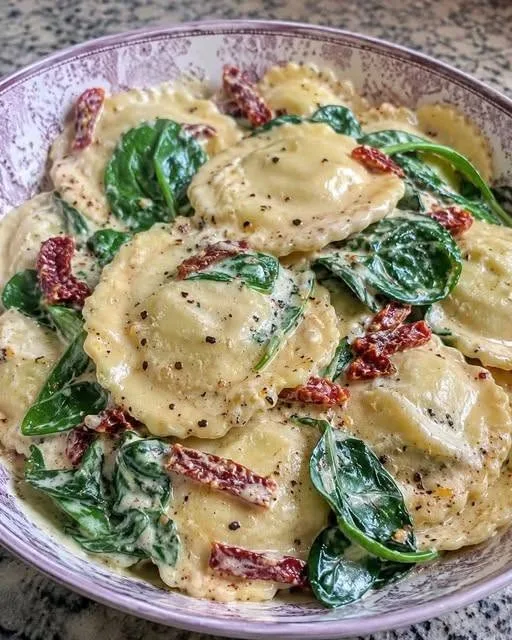 Raviolis crémeux végétaliens d'inspiration toscane aux épinards et aux tomates séchées au soleil