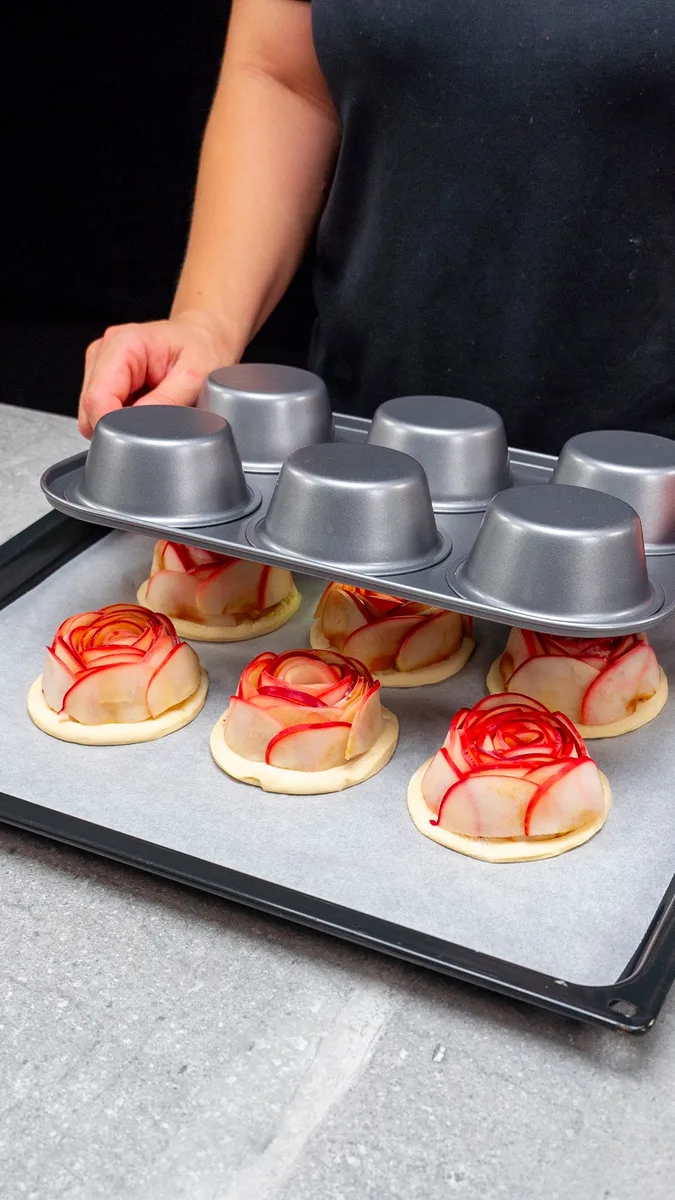 Dessert feuilleté aux pommes avec sauce aux baies