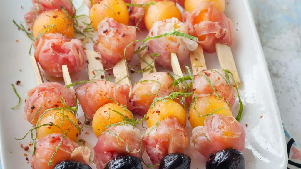 Brochette de melon, jambon de montagne et olives