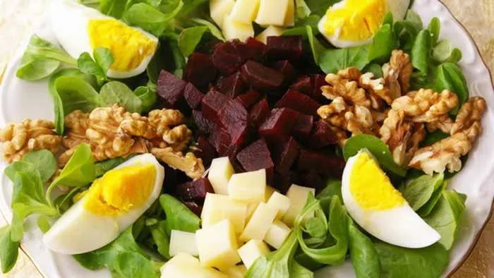 Salade de mâche, betterave, gruyère, noix et oeufs