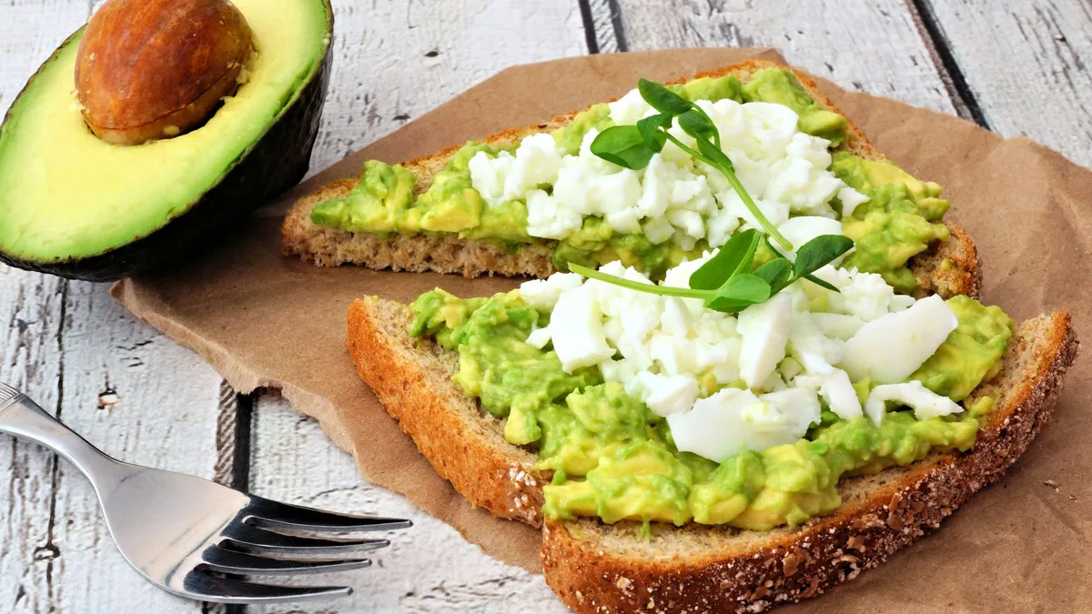 Tartines à l'avocat et à l'œuf