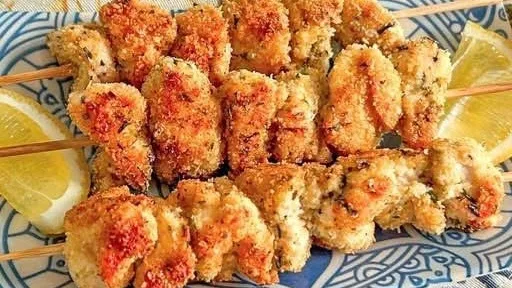 Brochettes de poulet panées