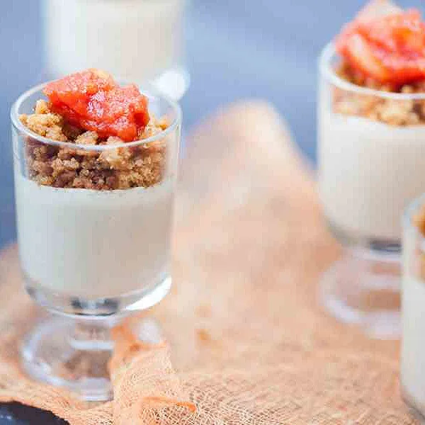 Verrine de crumble de pain d’épice au foie gras et chutney de tomate