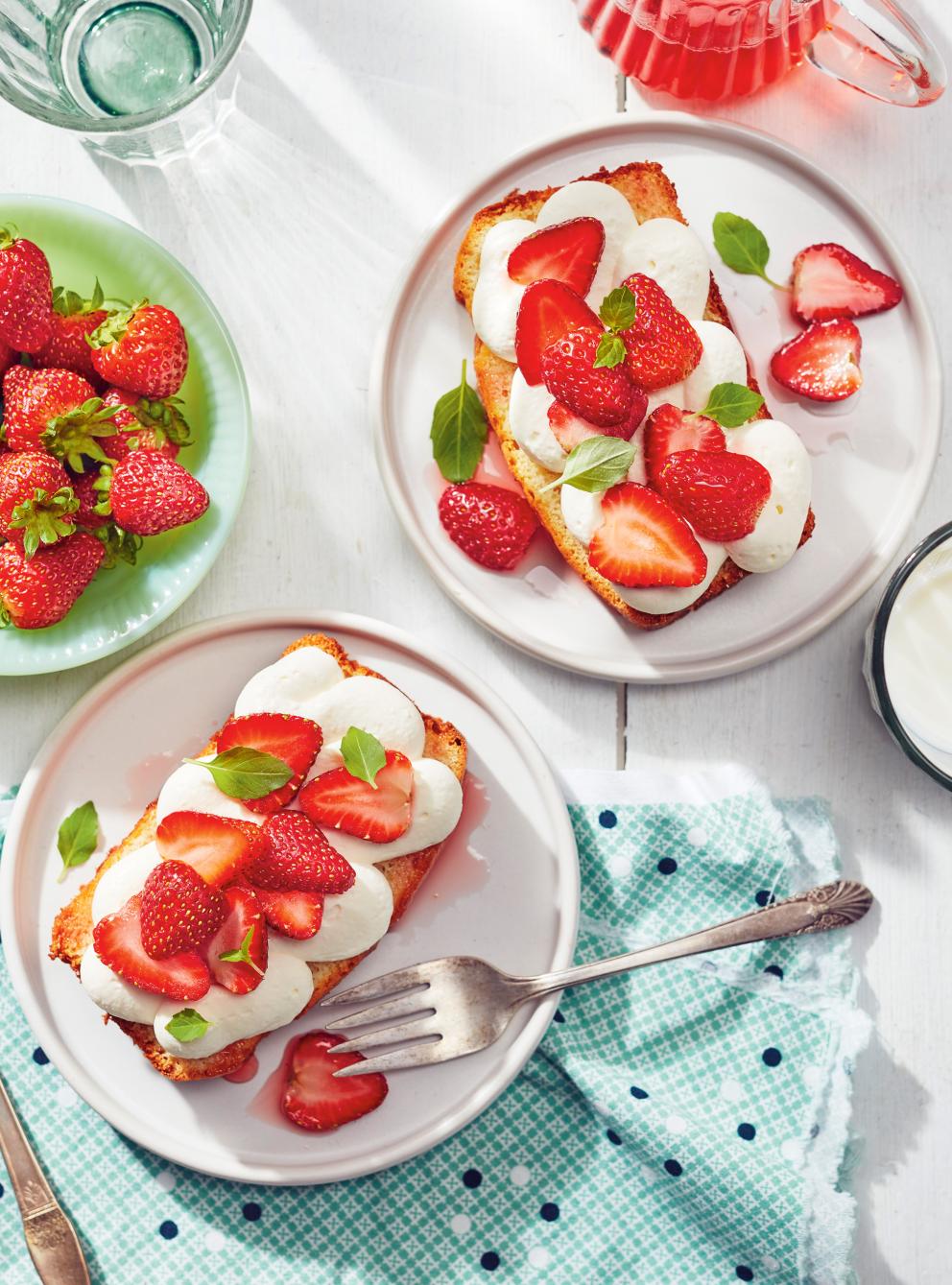 Gâteau à la vanille avec fraises, basilic et crème de mascarpone